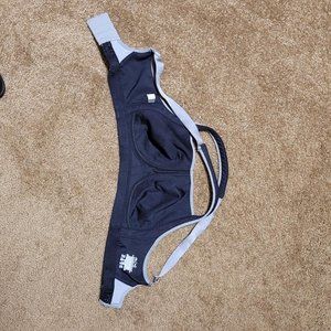 Under Armour Black Sports Bra in women’s Size Small / 30-32, black with gray